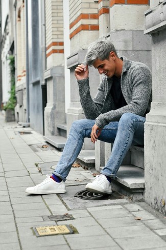 Mehrfarbige horizontal gestreifte Socken kombinieren – 36 Herren Outfits: Für ein bequemes Couch-Outfit, kombinieren Sie eine graue Strickjacke mit einem Schalkragen mit mehrfarbigen horizontal gestreiften Socken. Entscheiden Sie sich für weißen Leder niedrige Sneakers, um Ihr Modebewusstsein zu zeigen.