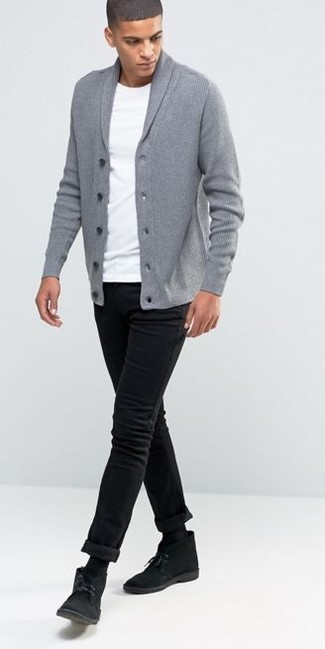 graue Strickjacke mit einem Schalkragen, weißes T-Shirt mit einem Rundhalsausschnitt, schwarze enge Jeans, schwarze Chukka-Stiefel aus Wildleder für Herren