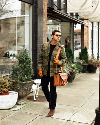 Orange Lederhandschuhe kombinieren – 51 Herren Outfits: Für ein bequemes Couch-Outfit, paaren Sie eine olivgrüne Camouflage Strickjacke mit einem Schalkragen mit orange Lederhandschuhen. Fühlen Sie sich ideenreich? Wählen Sie braunen Chelsea Boots aus Wildleder.