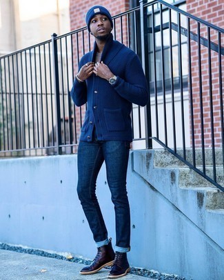 Dunkelblaue Strickjacke mit einem Schalkragen kombinieren – 237 Herren Outfits: Kombinieren Sie eine dunkelblaue Strickjacke mit einem Schalkragen mit dunkelblauen Jeans für ein bequemes Outfit, das außerdem gut zusammen passt. Vervollständigen Sie Ihr Look mit einer dunkelroten Lederfreizeitstiefeln.