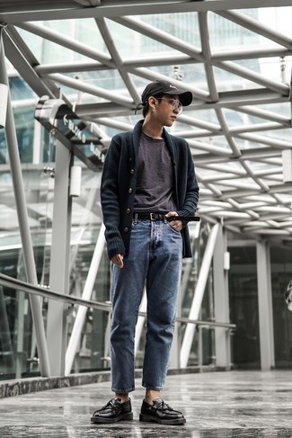 Wie T-Shirt mit einem Rundhalsausschnitt mit Jeans zu kombinieren – 500+ Smart-Casual Herren Outfits: Ein T-Shirt mit einem Rundhalsausschnitt und Jeans sind eine ideale Outfit-Formel für Ihre Sammlung. Schwarze Leder Slipper mit Quasten bringen Eleganz zu einem ansonsten schlichten Look.
