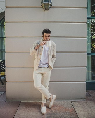 40 Jährige: Welche T-Shirts mit einem Rundhalsausschnitt mit beige Strickjacke zu tragen – 4 Casual Frühling Herren Outfits: Kombinieren Sie eine beige Strickjacke mit einem T-Shirt mit einem Rundhalsausschnitt für ein großartiges Wochenend-Outfit. Weiße Segeltuch Espadrilles sind eine kluge Wahl, um dieses Outfit zu vervollständigen. Was für eine super Frühlings-Outfit Idee!