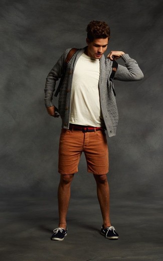 Graue Strickjacke kombinieren – 500+ Herren Outfits: Vereinigen Sie eine graue Strickjacke mit rotbraunen Shorts für ein Alltagsoutfit, das Charakter und Persönlichkeit ausstrahlt. Dunkelblaue Wildleder Bootsschuhe sind eine großartige Wahl, um dieses Outfit zu vervollständigen.