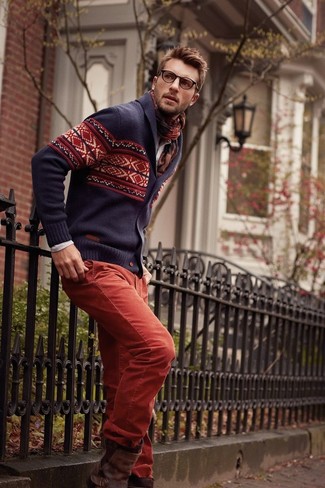 Rote Cordjeans kombinieren – 16 Herren Outfits: Kombinieren Sie eine violette Strickjacke mit einem Schalkragen mit Norwegermuster mit roten Cordjeans für ein bequemes Outfit, das außerdem gut zusammen passt. Setzen Sie bei den Schuhen auf die klassische Variante mit einer dunkelbraunen Lederfreizeitstiefeln.
