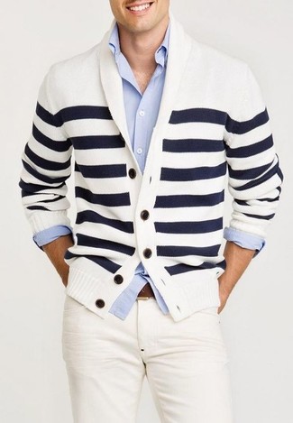 weiße und dunkelblaue horizontal gestreifte Strickjacke mit einem Schalkragen, hellblaues Langarmhemd, weiße Jeans, brauner Ledergürtel für Herren