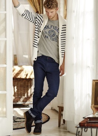 weiße und dunkelblaue horizontal gestreifte Strickjacke mit einem Schalkragen, graues bedrucktes Langarmshirt, dunkelblaue Jeans, schwarze Chukka-Stiefel aus Wildleder für Herren