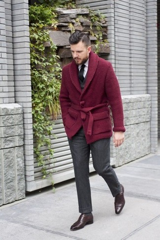 Rote Strickjacke kombinieren – 17 Elegante Herren Outfits: Paaren Sie eine rote Strickjacke mit einer dunkelgrauen Wollanzughose für eine klassischen und verfeinerte Silhouette. Dunkelbraune Chelsea Boots aus Leder sind eine kluge Wahl, um dieses Outfit zu vervollständigen.