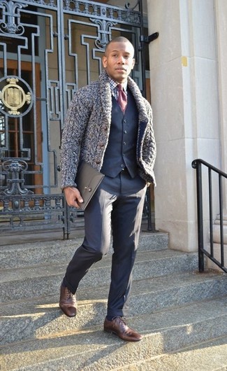 Braune Leder Derby Schuhe kombinieren – 499 Elegante Herren Outfits: Kombinieren Sie eine dunkelblaue Strickjacke mit einem Schalkragen mit einer dunkelblauen Anzughose für eine klassischen und verfeinerte Silhouette. Dieses Outfit passt hervorragend zusammen mit braunen Leder Derby Schuhen.