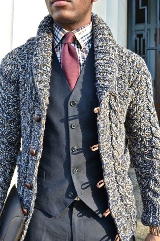Wie Anzughose mit Strickjacke mit einem Schalkragen zu kombinieren – 116 Herren Outfits: Kombinieren Sie eine Strickjacke mit einem Schalkragen mit einer Anzughose für einen stilvollen, eleganten Look.