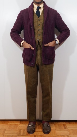 Violette Strickjacke mit einem Schalkragen kombinieren – 5 Herren Outfits: Tragen Sie eine violette Strickjacke mit einem Schalkragen und eine braune Wollanzughose für eine klassischen und verfeinerte Silhouette. Dunkelbraune Leder Slipper sind eine gute Wahl, um dieses Outfit zu vervollständigen.