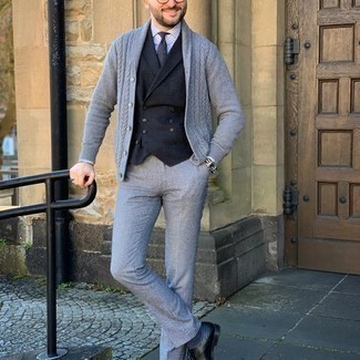 Schwarze Segeltuchuhr kombinieren – 163 Herren Outfits: Vereinigen Sie eine graue Strickjacke mit einem Schalkragen mit einer schwarzen Segeltuchuhr für einen entspannten Wochenend-Look. Fühlen Sie sich mutig? Entscheiden Sie sich für schwarzen Leder Oxford Schuhe.