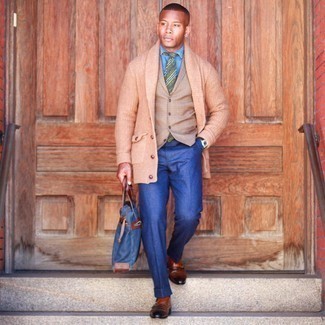 Hellbeige Strickjacke mit einem Schalkragen kombinieren – 132 Herren Outfits: Kombinieren Sie eine hellbeige Strickjacke mit einem Schalkragen mit einer blauen Anzughose für eine klassischen und verfeinerte Silhouette. Rotbraune Doppelmonks aus Leder sind eine großartige Wahl, um dieses Outfit zu vervollständigen.
