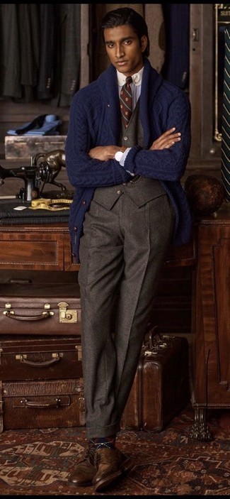 Braune horizontal gestreifte Krawatte kombinieren – 172 Herren Outfits: Entscheiden Sie sich für einen klassischen Stil in einer dunkelblauen Strickjacke mit einem Schalkragen und einer braunen horizontal gestreiften Krawatte. Vervollständigen Sie Ihr Look mit braunen Leder Brogues.