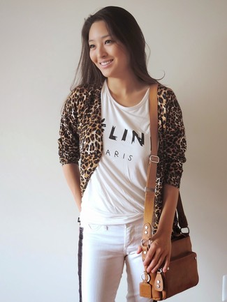 Beige Strickjacke mit einer offenen Front mit Leopardenmuster kombinieren – 3 Damen Outfits: Vereinigen Sie eine beige Strickjacke mit einer offenen Front mit Leopardenmuster mit weißen und schwarzen engen Jeans für einen Look, der ideal für den Alltag geeignet ist.