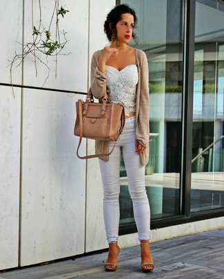 Beige Strickjacke kombinieren – 179 Damen Outfits: Tragen Sie eine beige Strickjacke und weißen enge Jeans, um ein müheloses Alltags-Outfit zu erhalten. Goldene Leder Sandaletten sind eine großartige Wahl, um dieses Outfit zu vervollständigen.