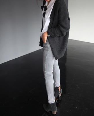 dunkelgraue Strick Strickjacke mit einer offenen Front, weißes T-Shirt mit einem Rundhalsausschnitt, graue enge Jeans, schwarze Wildleder Stiefeletten für Damen