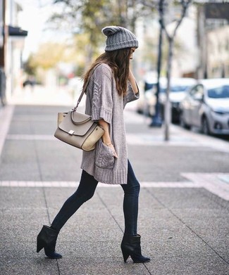 Wie Strickjacke mit Jeans zu kombinieren – 166 Herbst Damen Outfits: Tragen Sie eine Strickjacke und Jeans für ein Alltags-Outfit, das, Charme und Persönlichkeit ausstrahlt. Dieses Outfit passt hervorragend zusammen mit schwarzen Leder Stiefeletten. Dieser Look ist wunderbar für den Herbst geeignet.