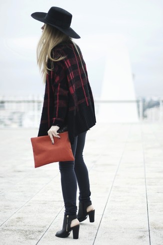 rote und schwarze Strickjacke mit einer offenen Front mit Schottenmuster, dunkelgraue enge Jeans, schwarze Leder Stiefeletten mit Ausschnitten, rote Clutch für Damen