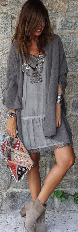 Graue Strickjacke kombinieren – 275 Damen Outfits: Um eine lässige und schöne Silhouette zu erhalten, probieren Sie die Paarung aus einer grauen Strickjacke und einem grauen Freizeitkleid. Komplettieren Sie Ihr Outfit mit grauen Wildleder Stiefeletten.