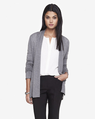 Grauen Pullover kombinieren – 1200+ Damen Outfits: Um ein lässiges Outfit zu erhalten, wahlen Sie einen grauen Pullover und eine schwarze Anzughose.