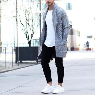 Graue Strickjacke kombinieren – 500+ Herren Outfits: Eine graue Strickjacke und schwarze enge Jeans sind eine perfekte Wochenend-Kombination. Weiße niedrige Sneakers sind eine großartige Wahl, um dieses Outfit zu vervollständigen.