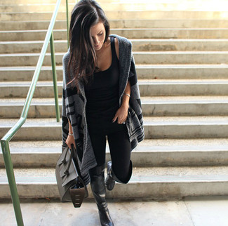 Grauen Pullover kombinieren – 1200+ Damen Outfits: Vereinigen Sie einen grauen Pullover mit schwarzen Leggings - mehr brauchen Sie nicht, um einen idealen super entspannten Look zu schaffen.