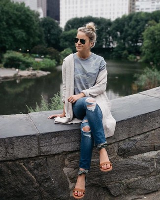 Blaue enge Jeans mit Destroyed-Effekten kombinieren – 500+ Damen Outfits: Erwägen Sie das Tragen von einer hellbeige Strickjacke mit einer offenen Front und blauen engen Jeans mit Destroyed-Effekten, um einen entspannten Look zu erreichen. Braune flache Sandalen aus Leder sind eine perfekte Wahl, um dieses Outfit zu vervollständigen.