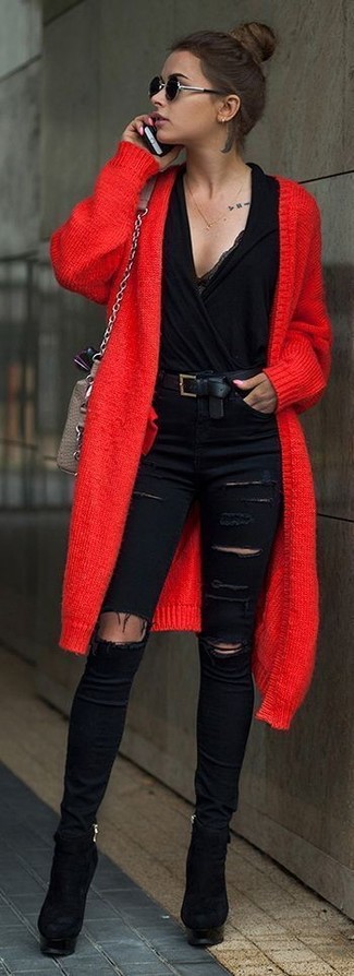 rote Strickjacke mit einer offenen Front, schwarze Kurzarmbluse, schwarze enge Jeans mit Destroyed-Effekten, schwarze Wildleder Stiefeletten für Damen