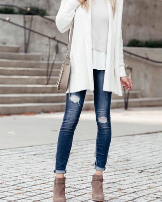 weiße Strick Strickjacke mit einer offenen Front, weißer kurzer Pullover, weißes T-Shirt mit einem Rundhalsausschnitt, dunkelblaue enge Jeans mit Destroyed-Effekten für Damen