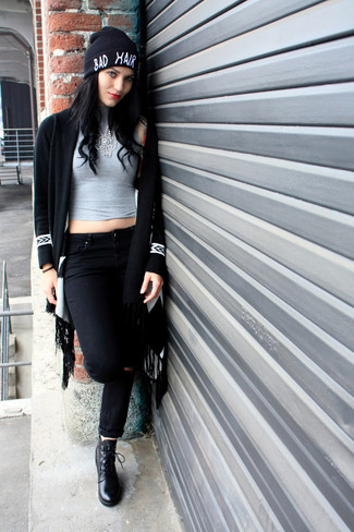 schwarze und weiße Chevron Strickjacke mit einer offenen Front, graues kurzes Oberteil, schwarze Jeans, schwarze Schnürstiefeletten aus Leder für Damen