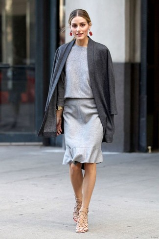 Olivia Palermo trägt dunkelgraue Strickjacke mit einer offenen Front, grauer Pullover mit einem Rundhalsausschnitt, grauer Bleistiftrock, hellbeige Leder Sandaletten