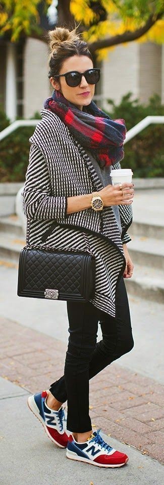 schwarze und weiße horizontal gestreifte Strickjacke mit einer offenen Front, grauer Pullover mit einem Rundhalsausschnitt, schwarze enge Jeans, weiße und rote und dunkelblaue Sportschuhe für Damen