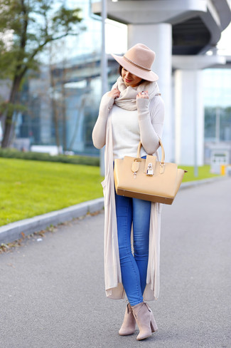 hellbeige Strickjacke mit einer offenen Front, weißer Pullover mit einem Rundhalsausschnitt, blaue Jeans, hellbeige Wildleder Stiefeletten für Damen