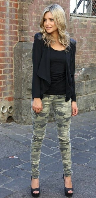 schwarze Strickjacke mit einer offenen Front, schwarzes Trägershirt, olivgrüne Camouflage enge Jeans, schwarze Satin Pumps für Damen