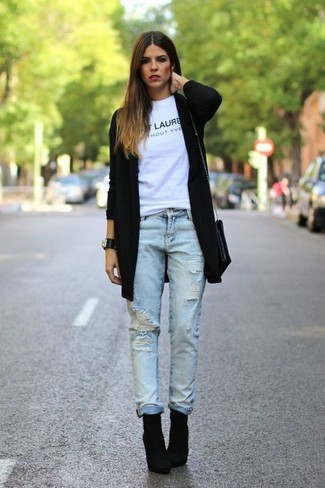 schwarze Strickjacke mit einer offenen Front, weißes und schwarzes bedrucktes T-Shirt mit einem Rundhalsausschnitt, hellblaue Boyfriend Jeans, schwarze Wildleder Stiefeletten für Damen