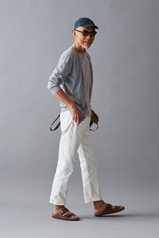 Braune Ledersandalen kombinieren – 217 Herren Outfits: Vereinigen Sie eine graue Strickjacke mit einer offenen Front mit einer weißen Chinohose für ein großartiges Wochenend-Outfit. Braune Ledersandalen liefern einen wunderschönen Kontrast zu dem Rest des Looks.