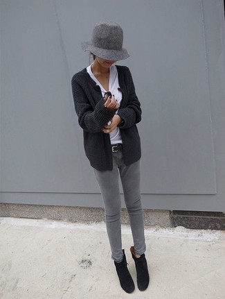 Graue Strickjacke kombinieren – 275 Damen Outfits: Um einen einfachen aber mühelosen Alltags-Look zu kreieren, probieren Sie die Paarung aus einer grauen Strickjacke und grauen engen Jeans. Schwarze Wildleder Stiefeletten sind eine ideale Wahl, um dieses Outfit zu vervollständigen.
