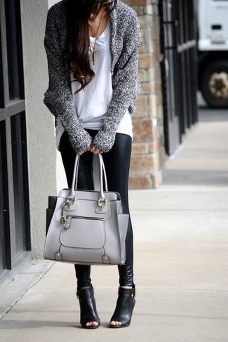 graue Strick Strickjacke mit einer offenen Front, weißes T-Shirt mit einem Rundhalsausschnitt, schwarze Lederleggings, schwarze Leder Pantoletten für Damen