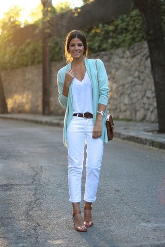 mintgrüne Strickjacke mit einer offenen Front, weißes T-Shirt mit einem V-Ausschnitt, weiße Chinohose, beige Leder Sandaletten für Damen