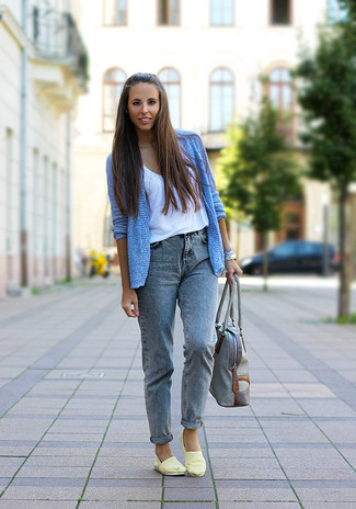 hellblaue Strickjacke mit einer offenen Front, weißes Trägershirt, graue Boyfriend Jeans, gelbe Slip-On Sneakers für Damen