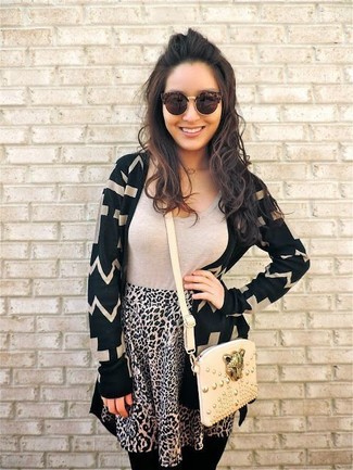 Pullover mit Chevron-Muster kombinieren – 1 Lässige Damen Outfits: Mit dieser Kombination aus einem Pullover mit Chevron-Muster und einem hellbeige Skaterrock mit Leopardenmuster werden Sie die perfekte Balance zwischen unkompliziertem Trend-Look und zeitgenössische Stil erreichen.