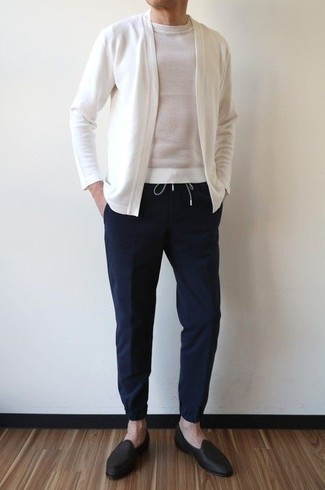 Wie Slipper mit Strickjacke zu kombinieren – 346 Herren Outfits: Tragen Sie eine Strickjacke und eine dunkelblaue Chinohose für ein großartiges Wochenend-Outfit. Fügen Sie Slipper für ein unmittelbares Style-Upgrade zu Ihrem Look hinzu.