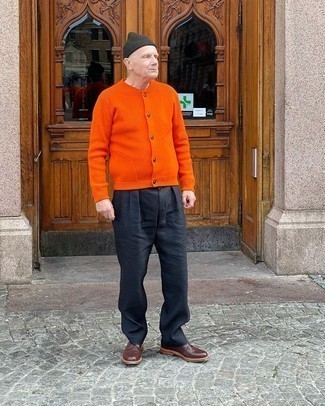 Wie orange Strickjacke mit schwarzer Chinohose zu kombinieren – 2 Herren Outfits: Kombinieren Sie eine orange Strickjacke mit einer schwarzen Chinohose für einen bequemen Alltags-Look. Komplettieren Sie Ihr Outfit mit einer dunkelbraunen Lederfreizeitstiefeln.
