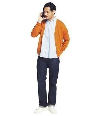 orange Strickjacke, hellblaues Langarmhemd, dunkelblaue Jeans, weiße Segeltuch niedrige Sneakers für Herren