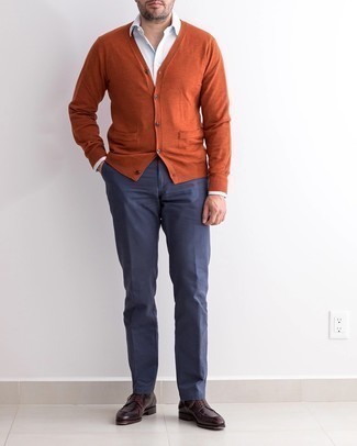 Dunkelbraune Leder Derby Schuhe kombinieren – 500+ Smart-Casual Herren Outfits warm Wetter: Erwägen Sie das Tragen von einer orange Strickjacke und einer dunkelblauen Chinohose für ein großartiges Wochenend-Outfit. Fühlen Sie sich ideenreich? Wählen Sie dunkelbraunen Leder Derby Schuhe.