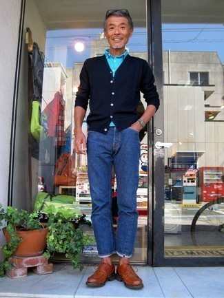 50 Jährige: Welche Jeans mit blauer Strickjacke zu tragen – 10 Smart-Casual Herren Outfits: Entscheiden Sie sich für eine blaue Strickjacke und Jeans für ein großartiges Wochenend-Outfit. Fühlen Sie sich ideenreich? Wählen Sie orange Leder Derby Schuhe.