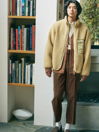 Hellbeige Fleece-Pullover mit einem Reißverschluß kombinieren – 40 Herren Outfits: Kombinieren Sie einen hellbeige Fleece-Pullover mit einem Reißverschluß mit einer braunen Chinohose für ein bequemes Outfit, das außerdem gut zusammen passt. Fühlen Sie sich ideenreich? Wählen Sie dunkelbraunen Segeltuch Slipper.