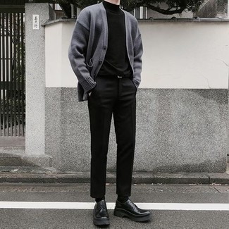 20 Jährige: Schwarzen Ledergürtel kombinieren – 500+ Herren Outfits warm Wetter: Für ein bequemes Couch-Outfit, vereinigen Sie eine dunkelgraue Strickjacke mit einem schwarzen Ledergürtel. Vervollständigen Sie Ihr Outfit mit schwarzen klobigen Leder Derby Schuhen, um Ihr Modebewusstsein zu zeigen.