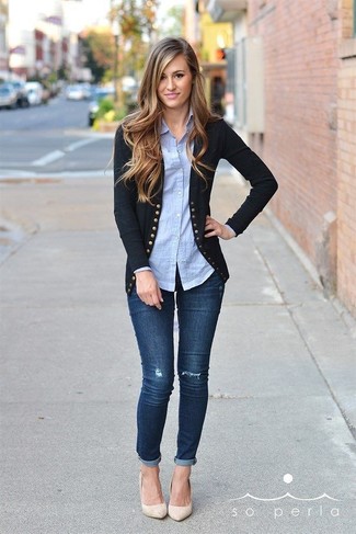Strickjacke kombinieren – 500+ Damen Outfits: Eine Strickjacke und dunkelblaue enge Jeans sind absolut Freizeit-Must-Haves und können mit einer Vielzahl von Kleidungsstücken gepaart werden. Hellbeige Leder Pumps sind eine perfekte Wahl, um dieses Outfit zu vervollständigen.