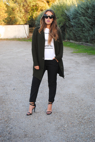 Dunkelgrüne Strick Strickjacke kombinieren – 7 Damen Outfits: Vereinigen Sie eine dunkelgrüne Strick Strickjacke mit einer schwarzen Anzughose für einen schlanken Freizeit-Look. Komplettieren Sie Ihr Outfit mit schwarzen Leder Sandaletten.